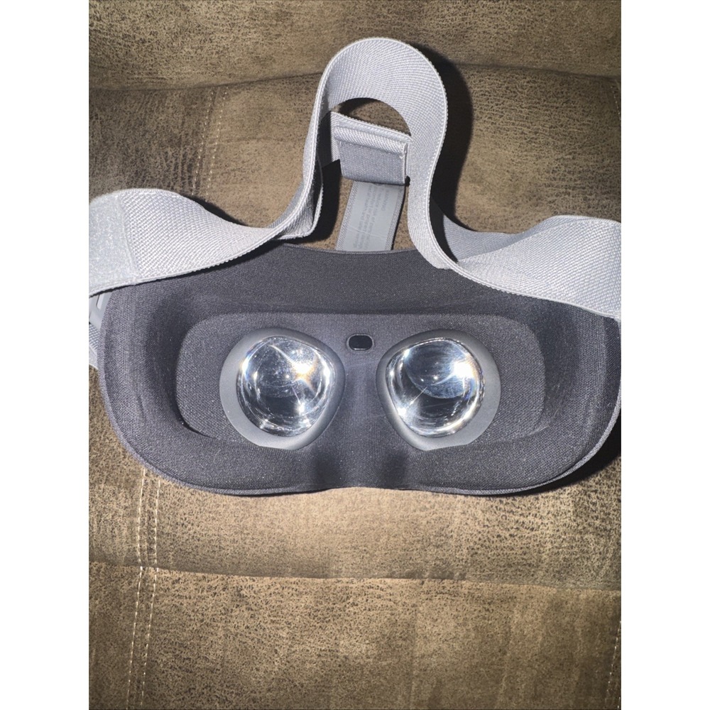 Oculus Go All-In-One VR Headset W/ Controller & Accessories Bundle Working Used - Picture 4 of 11